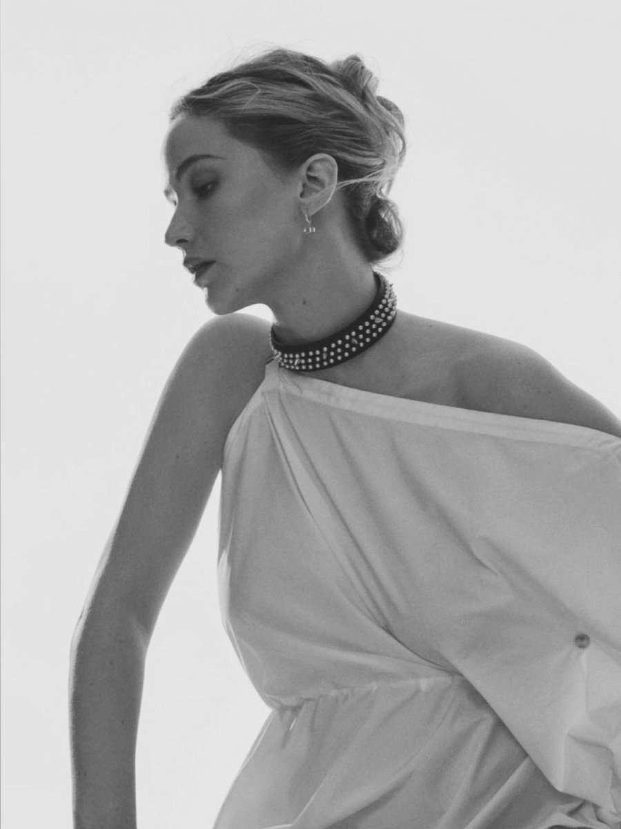 Jennifer Lawrence should be in a museum cause she's a piece of art