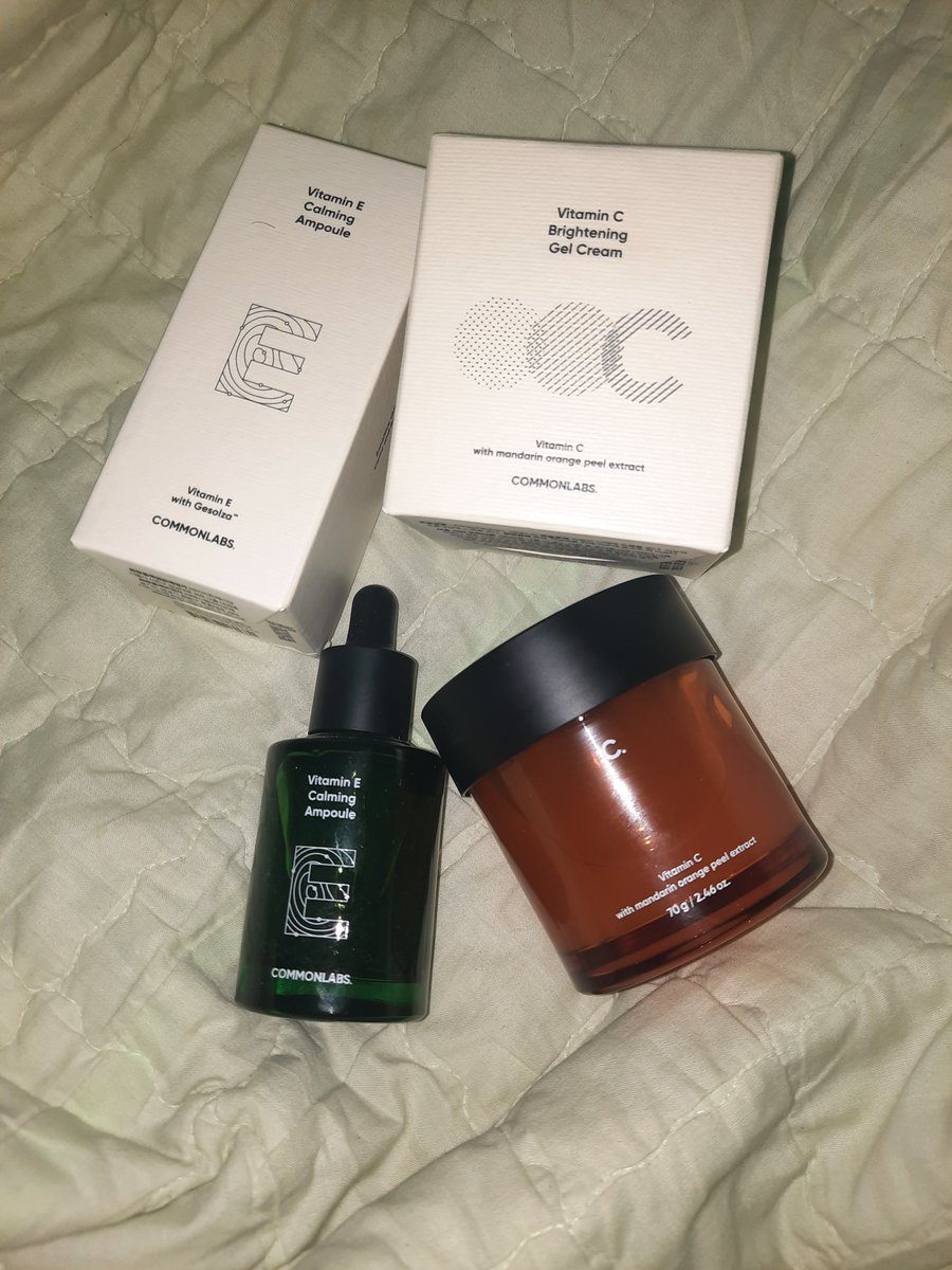 JuliMSimbolon's tweet photo. @Commonlabs_IDN Tiap minggu perasaan ada aja jerawat barunya. Maka aku pake vit e ampoule buat menenangkan kulit bruntusan, trus bekas2 itemnya ku treat pake vit c gel cream #commonlabsindonesia @Commonlabs_IDN https://t.co/XjsbbfpiaM
