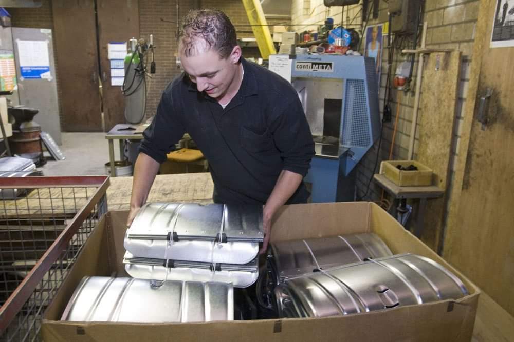 De productie van onze sneeuwschuivers draait weer volop. Keuze uit staal of aluminium sneeuwschuivers. #sneeuw #sneeuwschuiver #streuding #madeinHolland #vlagtwedde #raiveOetGrunn