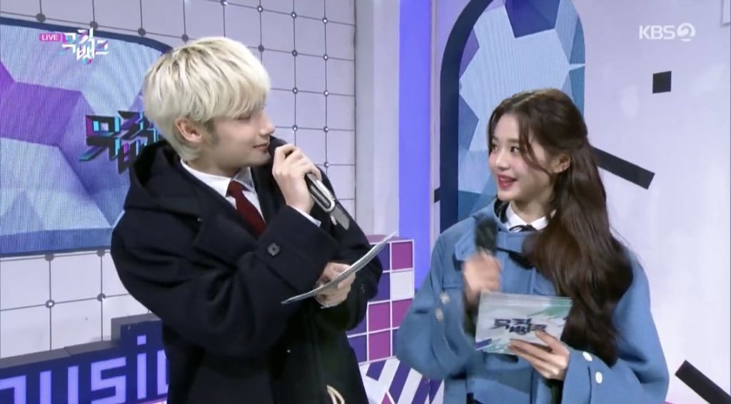 แกดูคนสูง183ก้มตัวมองหน้าคนตัวเร้กกว่า ทำแบบนี้น้องวอนยองจะได้ไม่ต้องเงยหน้าเยอะ หนิงไคเค้าน่ารักมากจังㅠㅠㅠㅠㅠ