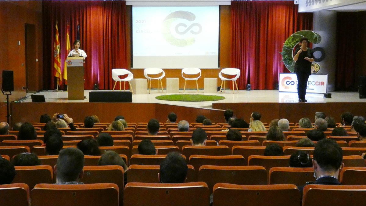 Segunda jornada de #CONECCIR. Elisa Plumed (<a href="/plumedlucas/">Elisa Plumed</a>), periodista especializada en agricultura y alimentación, presenta los actos de la sesión.
#EconomíaCircularTeruel
#sostenibilidad #FP #innovacion #Investigacion
<a href="/GobAragon/">Gobierno de Aragón</a> <a href="/mitecogob/">Transición Ecológica y Reto Demográfico</a> <a href="/ComisionEuropea/">Comisión Europea en España</a>