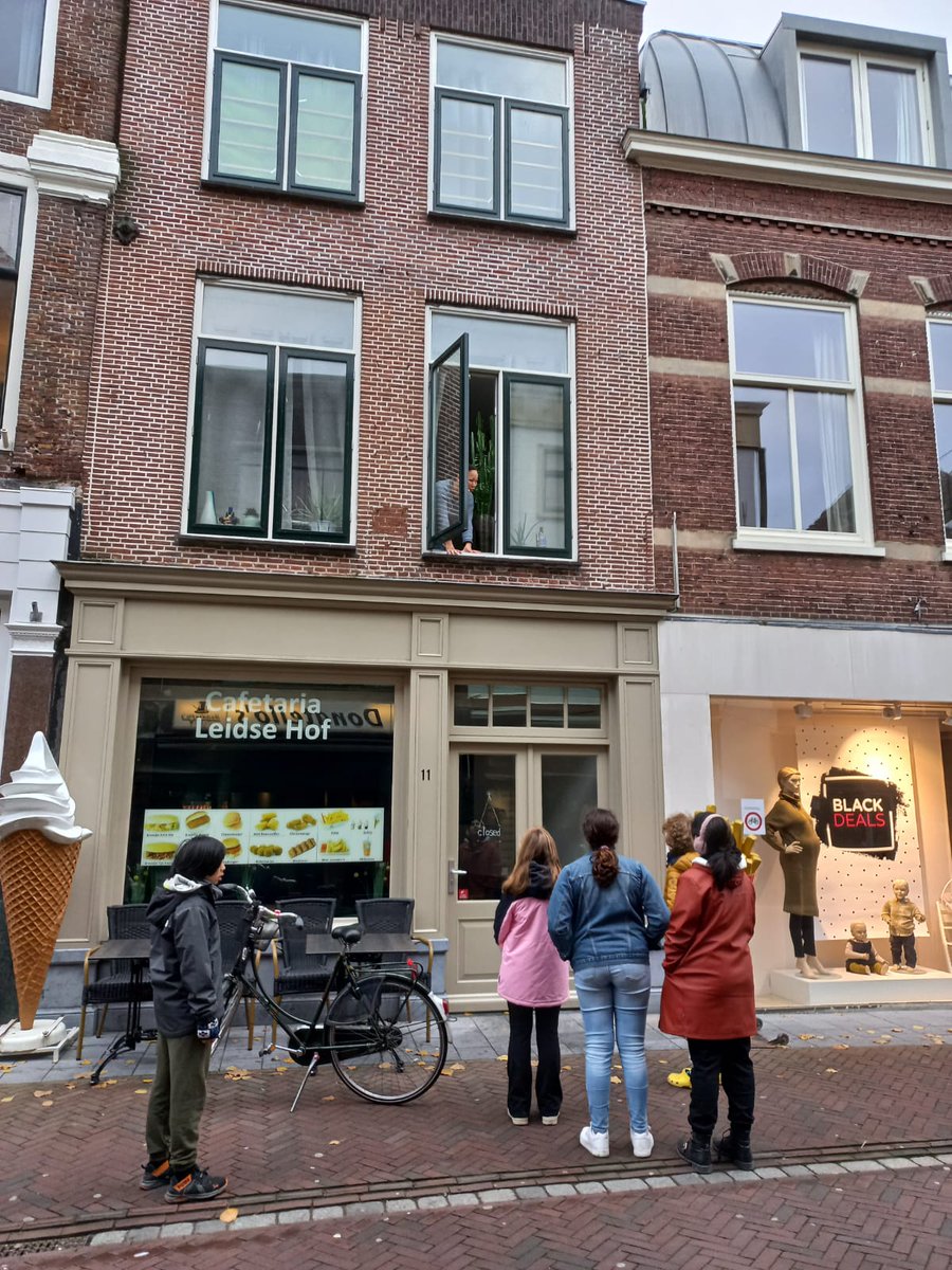 Studenten en leerlingen gingen vanochtend op wijkverkenning in Leiden. Er waren nog niet zoveel wijkbewoners op straat te vinden om te interviewen, maar de kinderen vonden een creatieve oplossing!