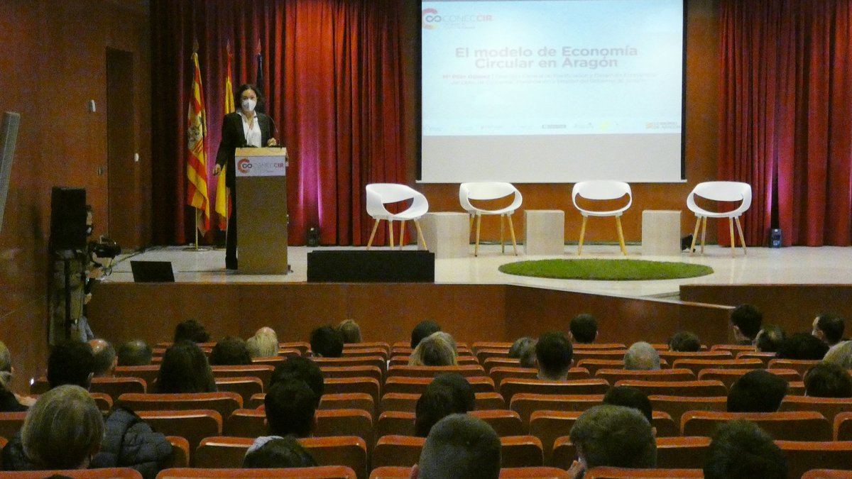 Primera ponencia. Pilar Gómez López,  Directora General de Planificación y Desarrollo Económico del <a href="/GobAragon/">Gobierno de Aragón</a>, presenta el modelo de economía circular en Aragón.
coneccir.crnambiental.es
#EconomíaCircular
#sostenibilidad #FP #innovacion #Investigacion <a href="/mitecogob/">Transición Ecológica y Reto Demográfico</a> <a href="/ComisionEuropea/">Comisión Europea en España</a>