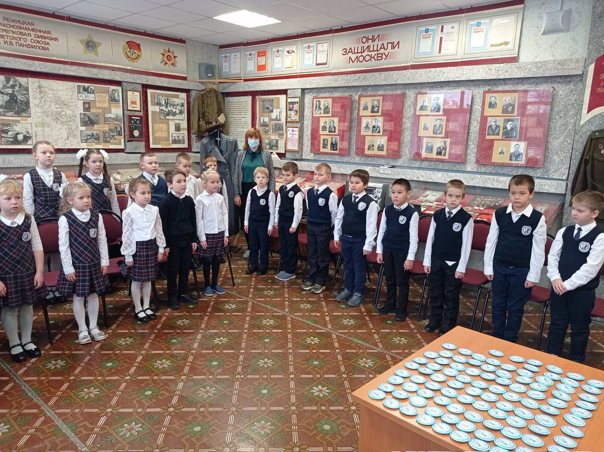 В день рождения Героя Советского Союза И. В. Панфилова, чьё имя носит наша школа, 96 первоклассников влились в ряды юных панфиловцев. В школьном музее "Они защищали Москву" состоялись патриотические мероприятия - учащиеся 1а, 1б, 1в классов произнесли слова торжественной клятвы.