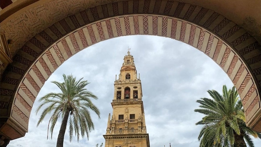 Ticket_B_Berlin's tweet photo. Auf unserer Architekturreise nach Andalusien vom 26. März - 02. April 2022 habt ihr Gelegenheit die Mezquita de Córdoba zu besuchen! 
.
Mehr Info zu der Reise: https://t.co/JrMK00OEQV⁠
.
Foto @jelmer_jtb
.
#mezquitadecordoba #architekturreise #ticketb #guidingarchitects https://t.co/G1oWN2PFFc