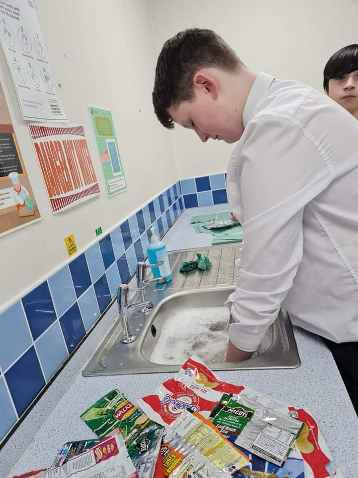 SACA_Religious's tweet photo. Our well being group preparing more crisp packets so we can send them off and have more survival items created #HardWorkTrustFairness #wellbeing #CrispPacketProject #staidansstewards https://t.co/rPWoLD8IdH