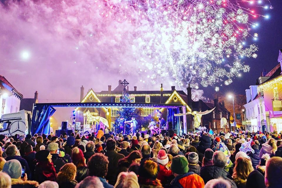 Littletripsapp's tweet photo. Holt in North Norfolk is a handsome Georgian town. With its high street lit by thousands of fairy lights, you can take your time and shop for presents in many of it’s independent shops. Holts Christmas light switch on is tonight! 19th of November from 5:30 till 9:00. #christmas https://t.co/zNY1GQ6CPb