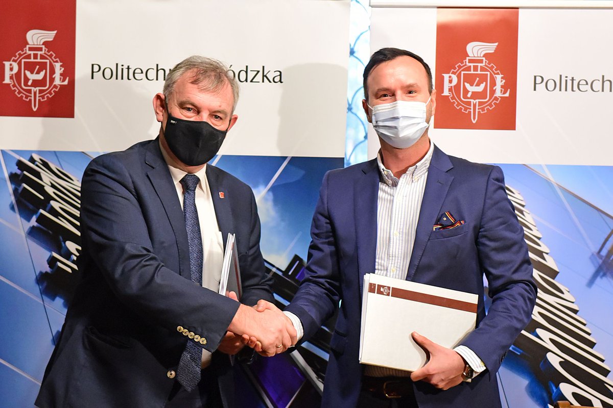 p_lodz_pl's tweet photo. #PolitechnikaŁódzka i firma #HackerU oferują pierwszy na polskim rynku program szkoleniowy z zakresu #CloudComputing. 💻Wspólna inicjatywa znacznie przyspieszy rozwój technologii chmurowych. 💪 Szczegóły 👉 https://t.co/MH22hRL2py 💡
#cyfryzacja #technologie #Cloud https://t.co/wVsjQNlRpP