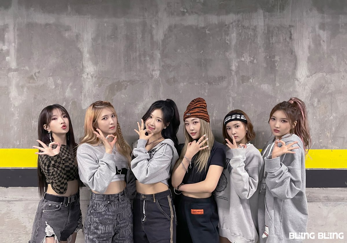 bblingbrazil's tweet photo. [🔔]
'Bling Bling week' especial Behind Cut 2: MONEY cover site de filmagens

Nos bastidores da cover MONEY de #BlingBling Ⅰ💰
　
#BlingBling #ブリンブリン
#BlingBling_Week https://t.co/89LAe6Jce5