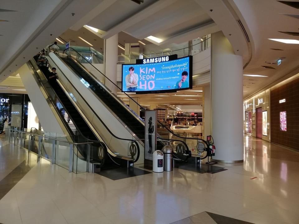 daylight_Seonho's tweet photo. Kim Seon Ho on 5 big screens at Siam Paragon in Thailand

#KimSeonHo #김선호 #คิมซอนโฮ https://t.co/k4l0q8OP6R