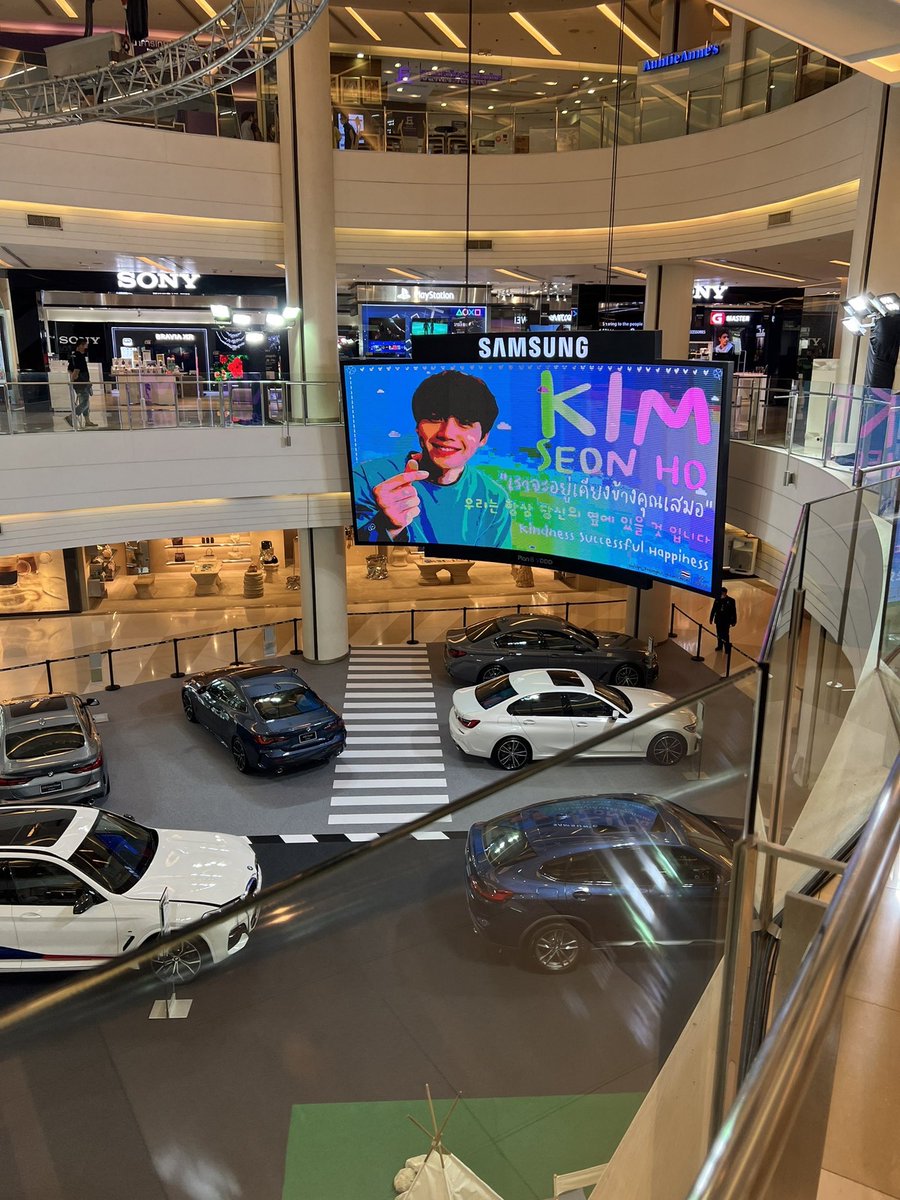 daylight_Seonho's tweet photo. Kim Seon Ho on 5 big screens at Siam Paragon in Thailand

#KimSeonHo #김선호 #คิมซอนโฮ https://t.co/k4l0q8OP6R
