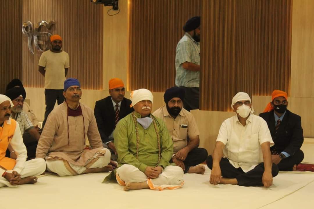 friendsofrss's tweet photo. RSS SarSanghchalak Dr Mohan Bhagwat ji offered prayers on the occasion of #GuruPurab at Gurudwara Govind Nagar, Pandri, Raipur, Chhattisgarh. #GuruNanakJayanti https://t.co/deWMYE5WlO