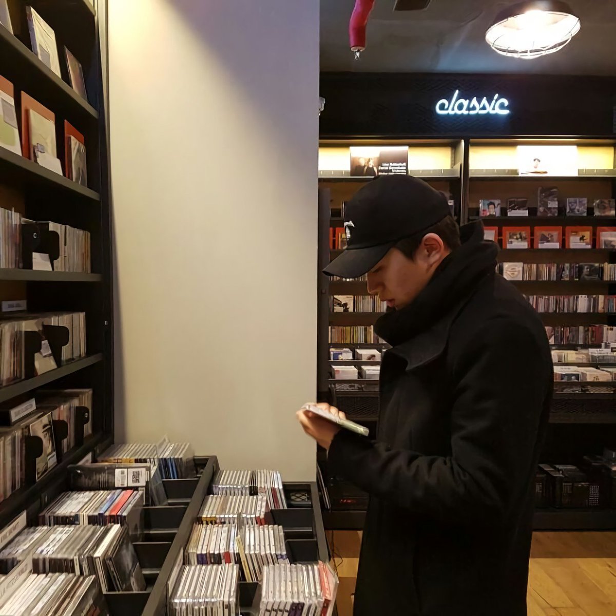 dailyslominu's tweet photo. record store date💿 https://t.co/OYLy4Zzdds