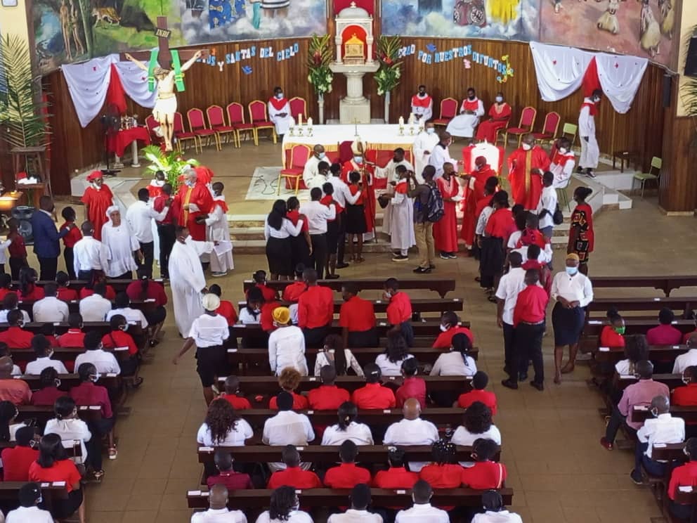 Administración del Sacramento de la Confirmacion en la Parroquia San Fernando - San Juan Bosco de Malabo (Salesianos Elá-Nguema) por el Arzobispo de Malabo (Juan N. E. M.). 13/11/2021😇

#Confirmaciones
#Jóvenes
#PastoralJuvenil
#Salesianos
#PastoralSalesiana