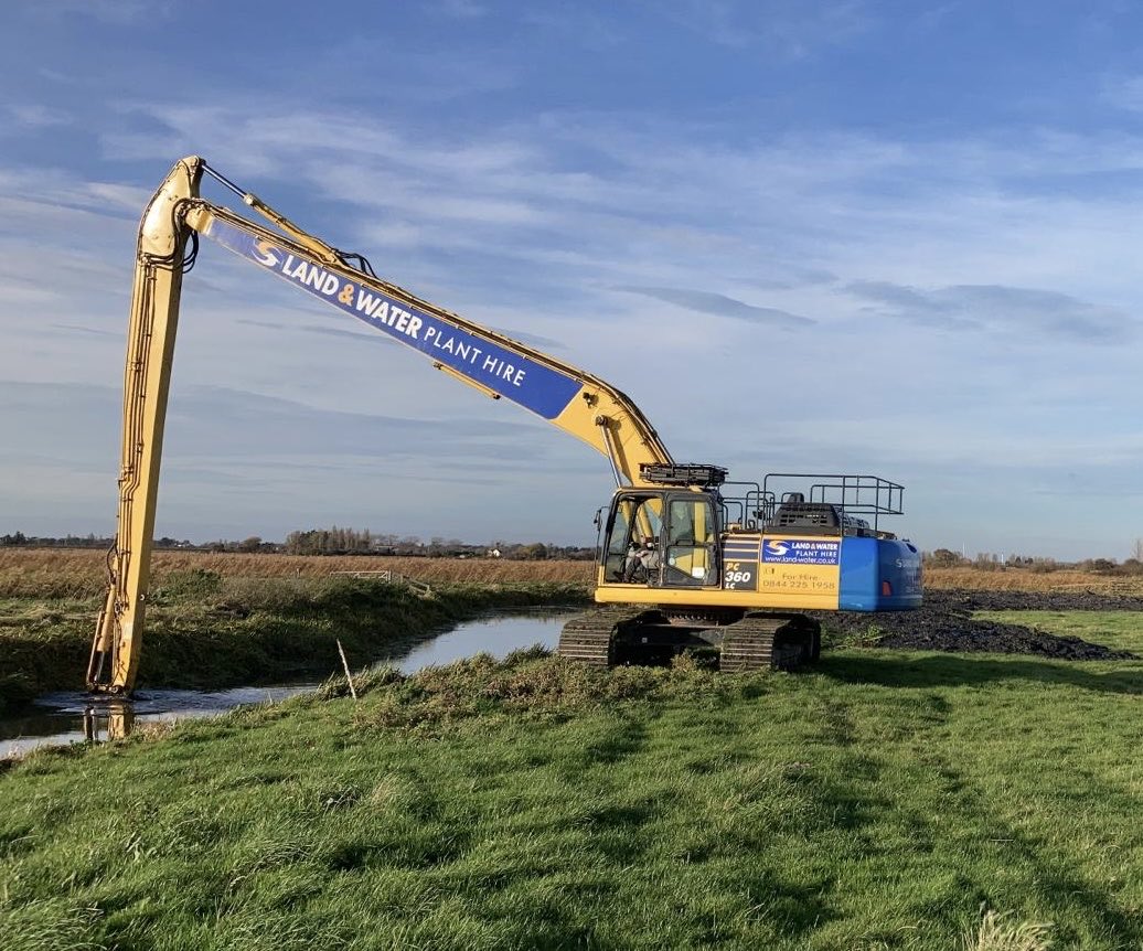 DeTom48's tweet photo. over 60 eels where returned to the river during this ongoing de silting project #Hacklinge near #Sandwich in #Kent @EnvAgencySE @ADA_updates @Kent_cc @COP26 🌍 https://t.co/R29DIJs3b8