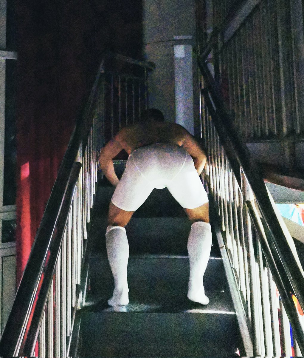 划破白色的打底裤，取下肛塞，就能供球队里的兄弟们使用了。
“去更衣室的兄弟们排好队，一个个上楼梯哦”