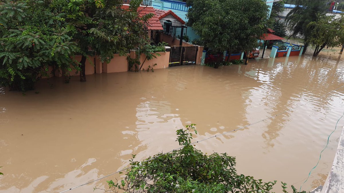 bamitav's tweet photo. Lake city #Bangalore  now have many unwanted lakes. This is the pathetic condition at you layout, entrance is flooded, no way to get out or get in.

 #BangaloreRains #Rains #BengaluruRains #bengalururain #bangaloreweather #lakecity #BBMP #flooding #RBD #RBDLayout #lakecity https://t.co/XbCjO89JcD