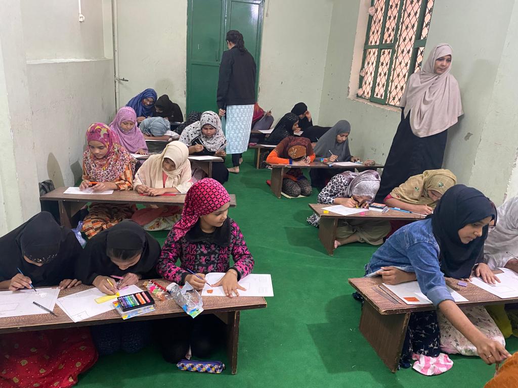 Plan_India's tweet photo. To Mark the #WorldToiletDay, Plan India organized an awareness session on women's safety and hygiene by holding a painting competition with 30 girls at Azad Market. 
#PinkToilet #NotjustAToilet
.
.
.
#SafePublicSpaces #SafePublicSpacesForWomen
@TheSecondAct3 https://t.co/tfJlaEMymt