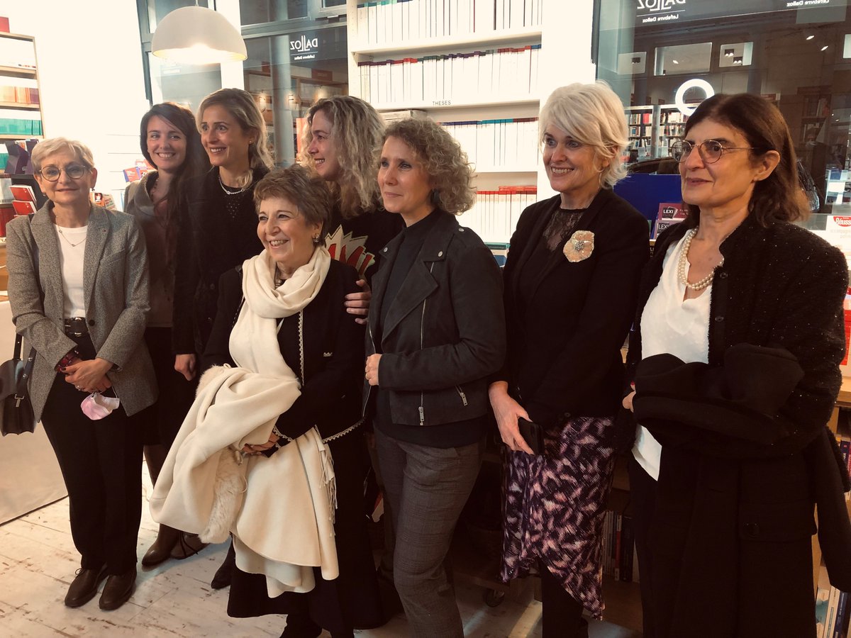 HLAvocats's tweet photo. Hier avait lieu le lancement du livre : Femmes de loi de Juliette Mel.
#femmesdeloi #JulietteMel
Avec l'interview de #CorinneLepage https://t.co/JNrlMzznLd