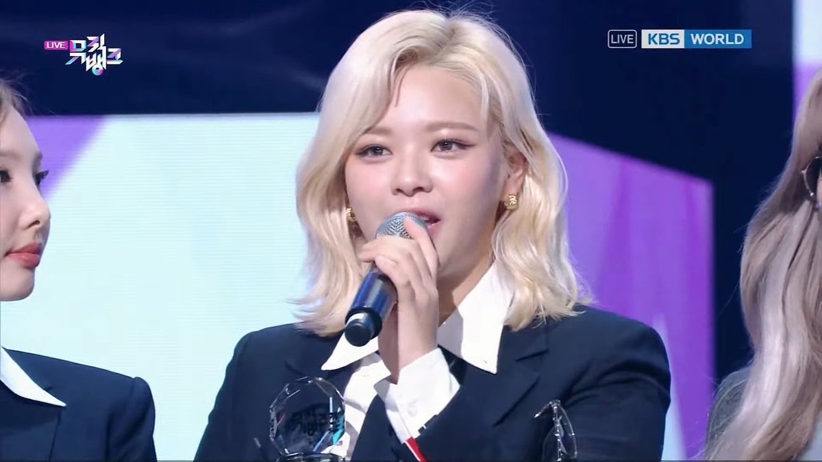 appajeong's tweet photo. 1st win speech by Jeongyeon... it's been long time idk why but I honestly teared up when she started talking 😭😭😭😭😭💚💚💚 https://t.co/9WJCuf0Xjz