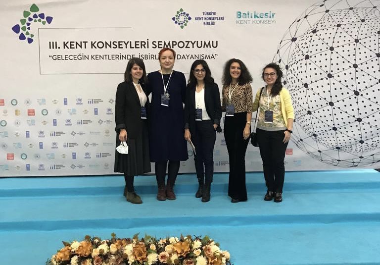 aysekasikirik_'s tweet photo. Sempozyumda ikinci gün devam ediyor 💭

İstanbul Üniversite’liler hatıramız olsun☺️ 

#kentleriçinişbirliği
#Kentkonseylerisempozyumu

@ToprakMelek_ @kmtpe_ @364Hlya https://t.co/Y5BI7OqSHp