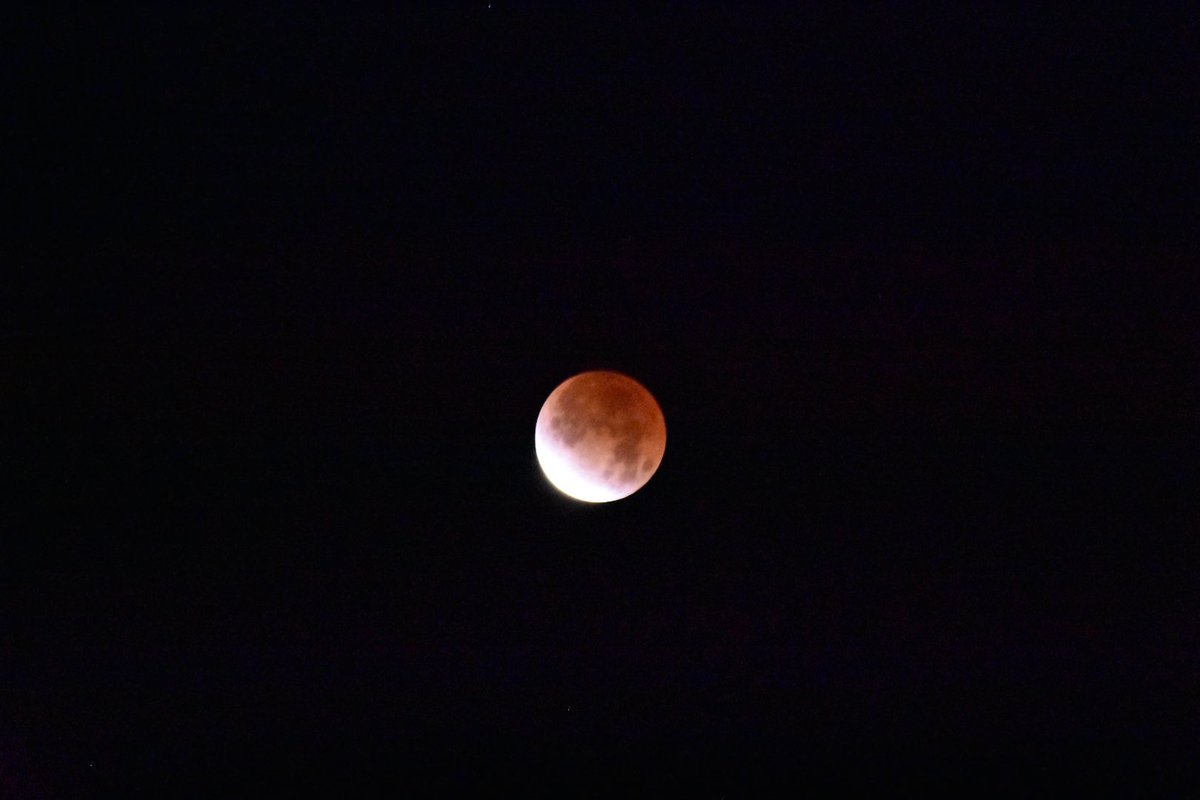 M_Pearson43's tweet photo. @StephenNehrenz @NewsOn6 Lunar eclipse 2:45am from Jenks #EclipseLunar #Jenks #NewsOn6 #KOTV https://t.co/iyef4iPinx