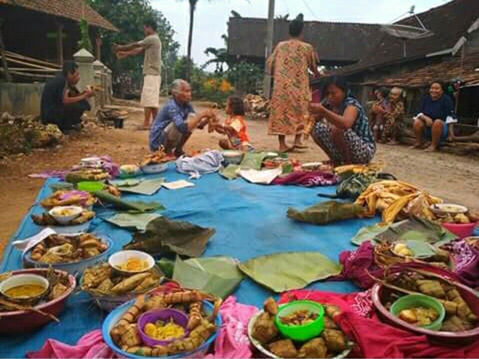 Ngalungi sapi tradisi brokohan yg dilakukan oleh warga Tegaldowo, Gunem, Rembang secara turun-temurun agar diawal musim hujan ternak, tanaman, serta orangnya ttp diberi kesehatan oleh Tuhan. Acara diadakan setiap awal musim hujan dihari Jum'at Pahing. <a href="/omahekendeng/">omahekendeng</a> <a href="/RumahAMAN/">Aliansi Masyarakat Adat Nusantara (AMAN)</a>