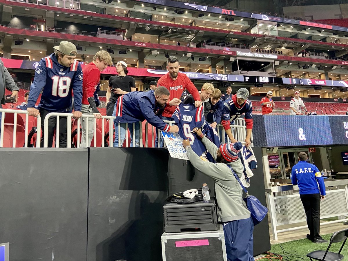 BobSocci's tweet photo. One of the top free agent signees of the off-season, Matt Judon, signs for  ⁦@Patriots⁩ fans after recording another sack, giving him a career-high 10 1/2. https://t.co/WeOkoi9sEi