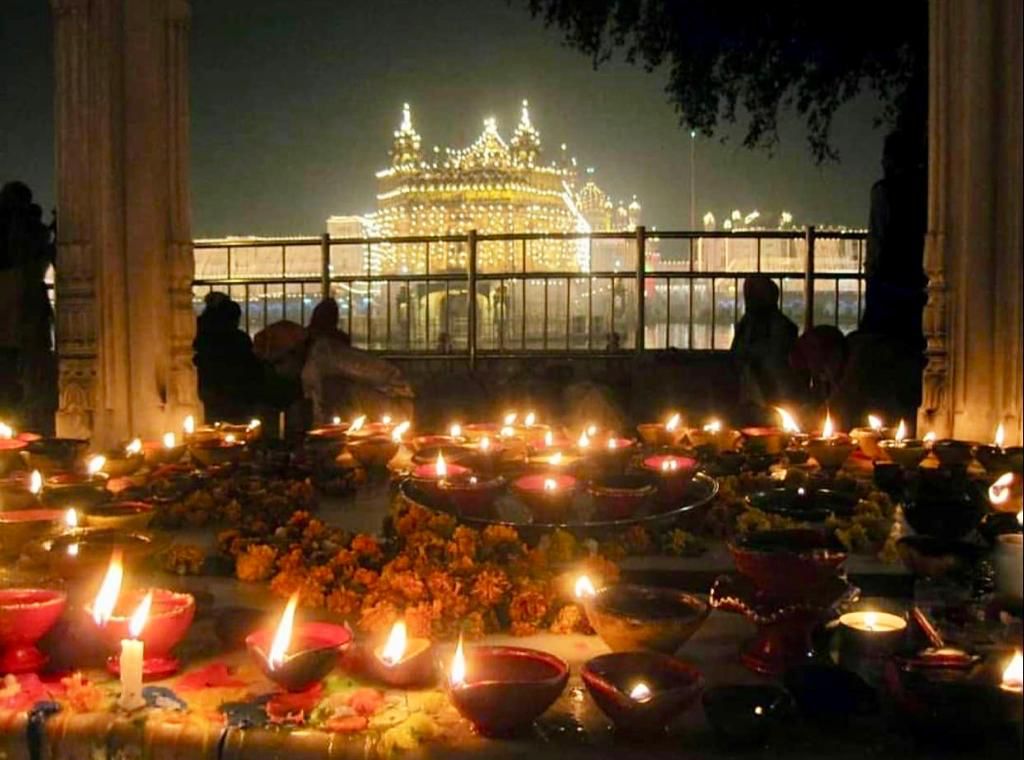 The one who's mere presence Enlighten this darkened world,May His teaching's enlighten our Dark souls 🙏🏼✨
#HappyGurpurab 
#GuruNanakDevJayanti