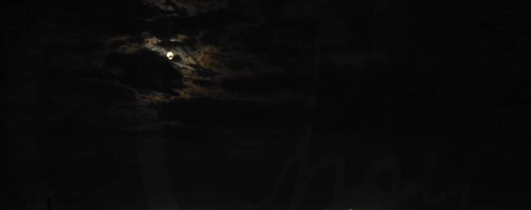 YOAMOPLAYARADIO's tweet photo. 🌔 ECLIPSE LUNAR | El eclipse inicia a la 1 y a las 3:03 será el punto maximo y termina a las 4:45 am.
🌕 Después, a la 01:19 de la madrugada iniciará la etapa más llamativa, conocida como fase parcial. https://t.co/IAvvwP5Y2X