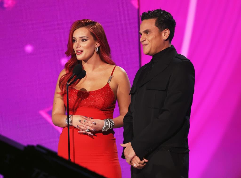 labuenamiperro's tweet photo. Bella Thorne junto a Silvestre Dangond es lo más random que verán en sus vidas https://t.co/nodJGxxlRH