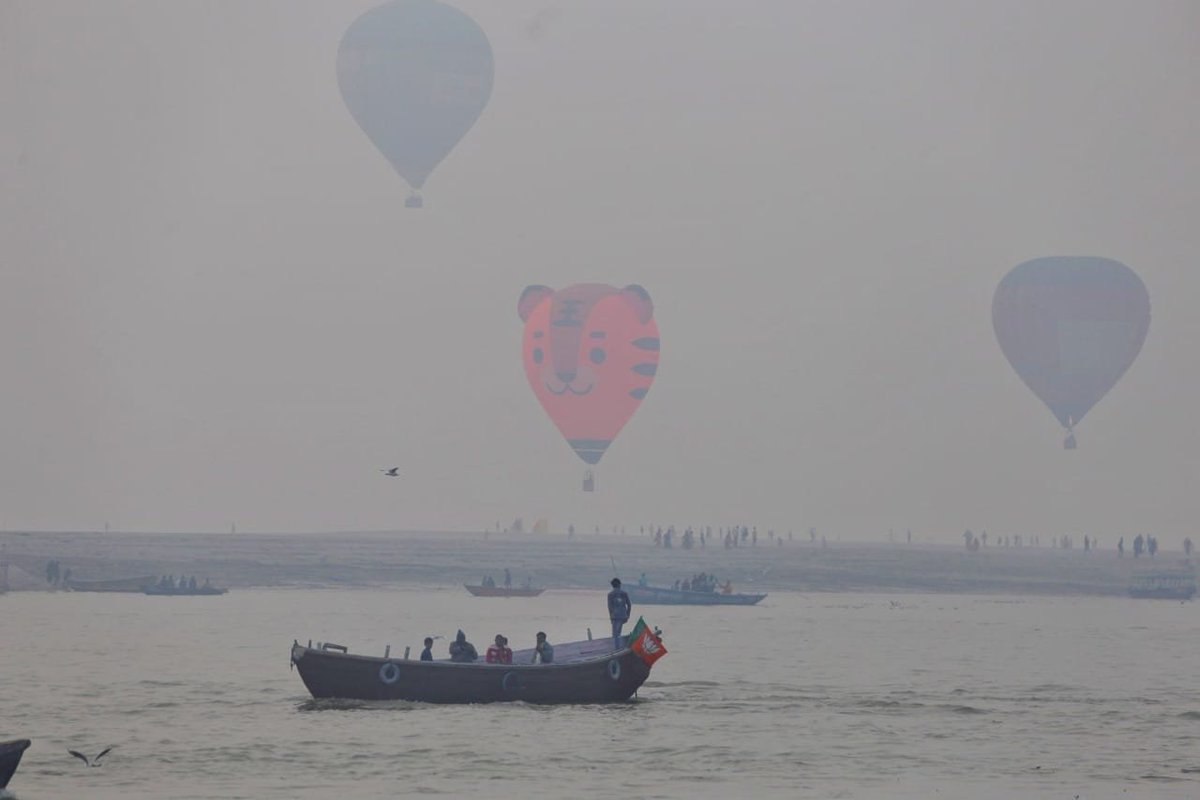 uptourismgov's tweet photo. दिव्य नगरी काशी के विहंगम स्वरूप को निहारने के लिए इससे अच्छा अवसर शायद ही मिले।
#VaranasiBalloonFestival में आइए और #Varanasi की कुछ अनदेखी झलकियों का आनंद लीजिए।
#DevDeepawali2021 #देव_दीपावली https://t.co/VaB7ib9cQK