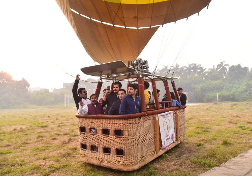 uptourismgov's tweet photo. दिव्य नगरी काशी के विहंगम स्वरूप को निहारने के लिए इससे अच्छा अवसर शायद ही मिले।
#VaranasiBalloonFestival में आइए और #Varanasi की कुछ अनदेखी झलकियों का आनंद लीजिए।
#DevDeepawali2021 #देव_दीपावली https://t.co/VaB7ib9cQK