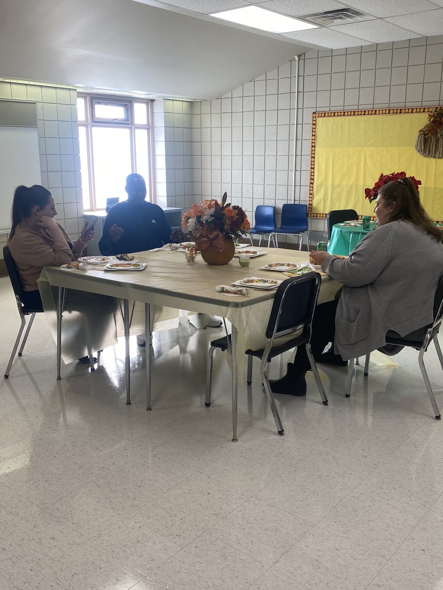 KCPS_Knotts's tweet photo. A final Thankful Thursday for the staff! Thanksgiving dinner and thank you cards from students! https://t.co/SFxMhtLR79