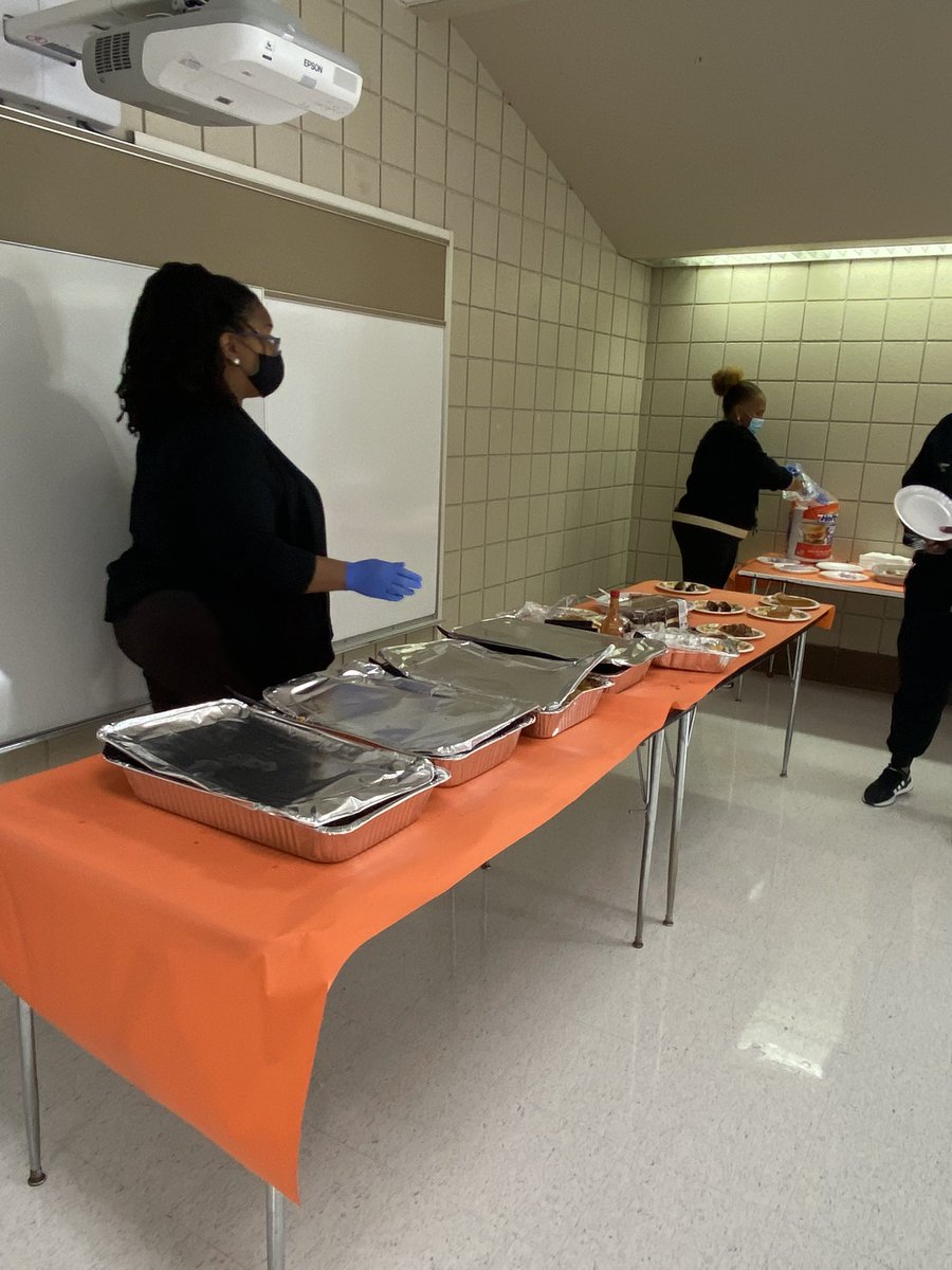 KCPS_Knotts's tweet photo. A final Thankful Thursday for the staff! Thanksgiving dinner and thank you cards from students! https://t.co/SFxMhtLR79