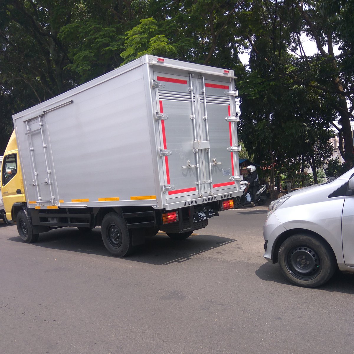 dianhendry's tweet photo. @cityguide911fm  sopir truknya ugal" nylip gak ada haluan ...mohon sopir truk di peringatin..... https://t.co/EteRL1lvHc