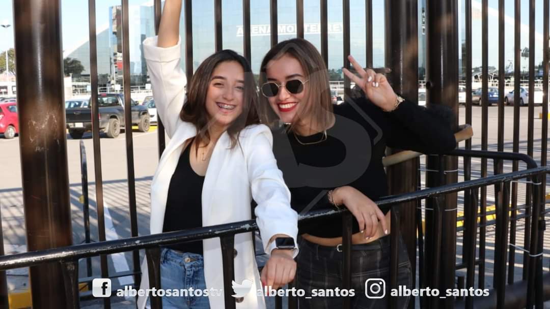 ibeliebersmx's tweet image. 📸| Reencuentro con las niñas icónicas de Monterrey que lloraron por Justin Bieber porque se habían acabado los boletos, 10 años después.