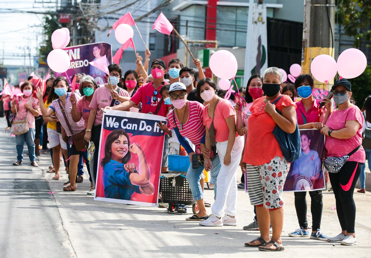 inquirerdotnet's tweet photo. LOOK: Photos of presidential aspirant and incumbent Vice President Leni Robredo during her visit in Quezon province on Friday, November 19.

Supporters organized a stationary caravan to welcome Robredo. | 📷OVP https://t.co/XFNNYA7eJw