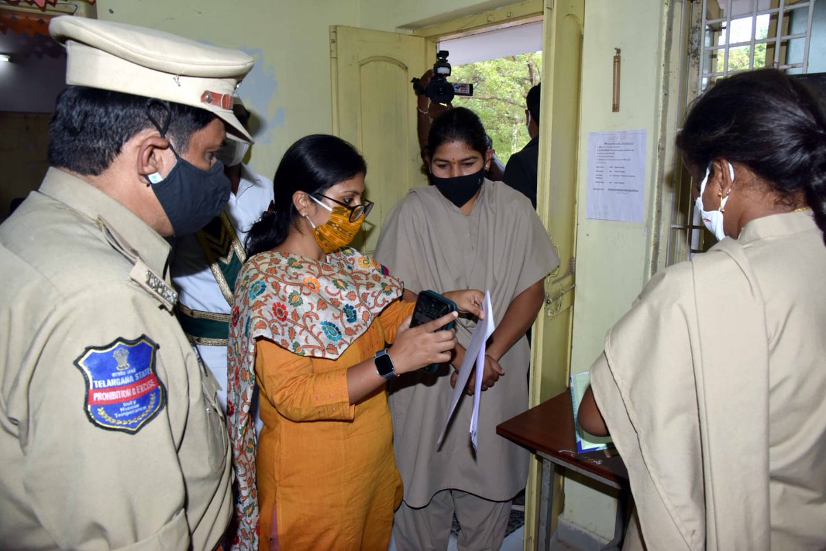 Collector_ADB's tweet photo. మద్యం దుకాణాల దరఖాస్తుల స్వీకరణ తీరును, రికార్డుల నమోదు లను గురువారం రోజున పరిశీలించిన జిల్లా కలెక్టర్ సిక్తా పట్నాయక్, ఏర్పాలపై వివరించిన DPEO రవీందర్ రాజు.
@TSExcise 
@SmitaSabharwal https://t.co/hxQc4xmAaU