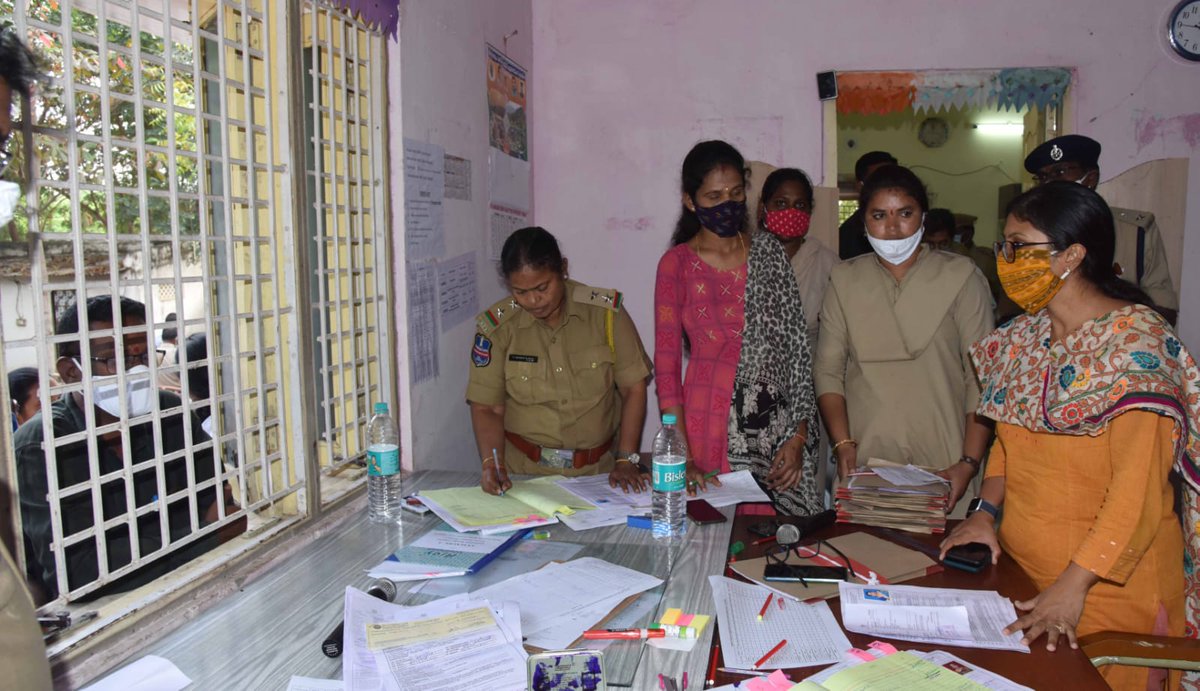 Collector_ADB's tweet photo. మద్యం దుకాణాల దరఖాస్తుల స్వీకరణ తీరును, రికార్డుల నమోదు లను గురువారం రోజున పరిశీలించిన జిల్లా కలెక్టర్ సిక్తా పట్నాయక్, ఏర్పాలపై వివరించిన DPEO రవీందర్ రాజు.
@TSExcise 
@SmitaSabharwal https://t.co/hxQc4xmAaU