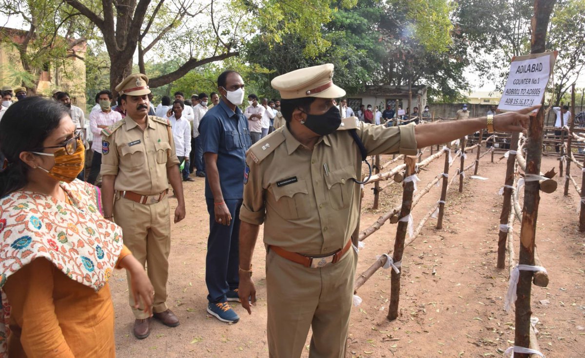Collector_ADB's tweet photo. మద్యం దుకాణాల దరఖాస్తుల స్వీకరణ తీరును, రికార్డుల నమోదు లను గురువారం రోజున పరిశీలించిన జిల్లా కలెక్టర్ సిక్తా పట్నాయక్, ఏర్పాలపై వివరించిన DPEO రవీందర్ రాజు.
@TSExcise 
@SmitaSabharwal https://t.co/hxQc4xmAaU