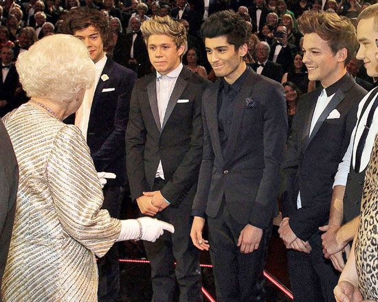todays1dhistory's tweet photo. Today (November 19) in 2012 - ot5 meet the Queen at the Royal Variety Performance taping in London! 🤯🤯 https://t.co/cAz8G2VJll