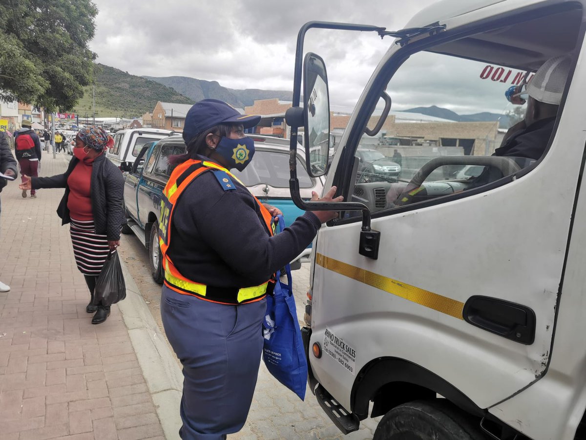 SAPoliceService's tweet photo. #sapsEC #SAPS members of Alfred Ndzo District in partnership with Dept of Community Safety & Alfred Ndzo Traffic launch of District Safer Festive Season Operations - Save a life. #CountryInBlue #SaferFestiveSeason
https://t.co/tdS2vZAXuI https://t.co/XFE5V3Ixw8