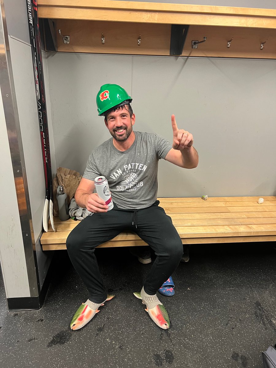 Chewcrew716's tweet image. The Chew Crew train keeps rolling as the boys pick up a 6-5 win! Chew Crew improve to a 6-0 start! Adam picks up player of the game for scoring the game winner! @SenecaHAHL #getyourpopcorn 🍿 #ChewCrew