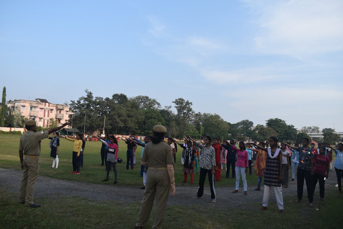 SpSambalpur's tweet photo. Traffic management training for 162 #STVs ( Student Traffic Volunteers ) is being given at Reserve Police ground. After Training they will be engaged in traffic management strengthening Police-public partnership. This will also
enable students to earn daily honorarium to https://t.co/SCXVEQloLv