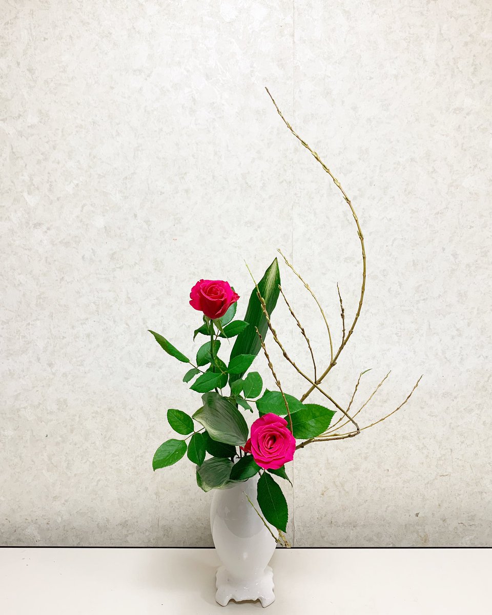kana160cm's tweet photo. お花を生けました。

#コウリヤナギ #バラ #アサヒハラン
#華道 #いけばな #小原流 #いけばな小原流 #花藝 #お稽古 #花 #伝統文化 #伝統芸術 #古典 #芸術 #創作 #アート #インテリア #flower #art #artwork #ikebana #design https://t.co/VKK1fTWqeS
