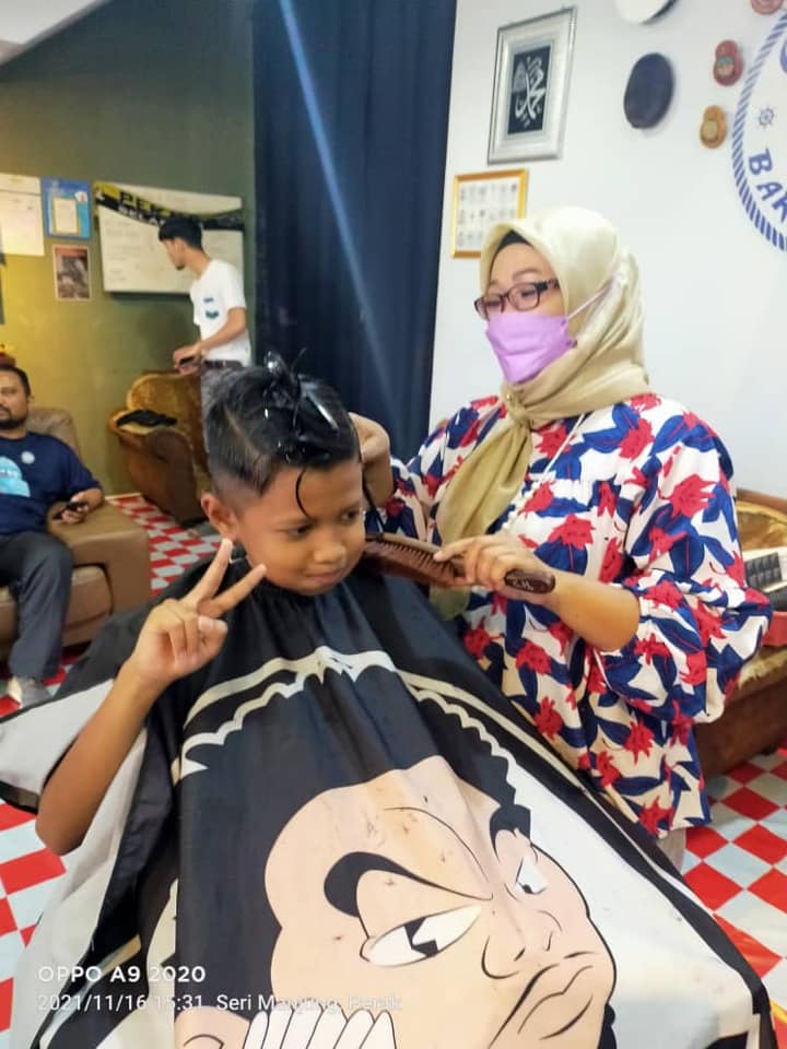 PERHEBATMy's tweet photo. PROGRAM RESKILLING & UPSKILLING VETERAN ATM (PRUV)
Kursus Gunting Rambut
Veteran ATM yg menyertai kursus ini dibimbing tenaga pengajar yg juga Veteran @tldm_rasmi Zairuazuan Ahmad yang kini mengusahakan Old Navy Barbershop
#PRUV
#KebajikanVeteranATM
#PERHEBAT
#NavyPeople https://t.co/r8o0Fmuwy2