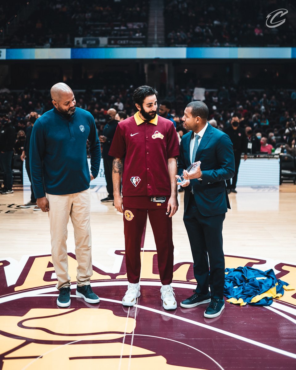 ☺️<a href="/rickyrubio9/">Ricky Rubio</a> recibe el <a href="/nbacares/">NBA Cares</a>  Community Assist Award en reconocimiento a sus continuos esfuerzos para mejorar la vida de los niños y las familias, en particular la de los afectados por el cáncer.