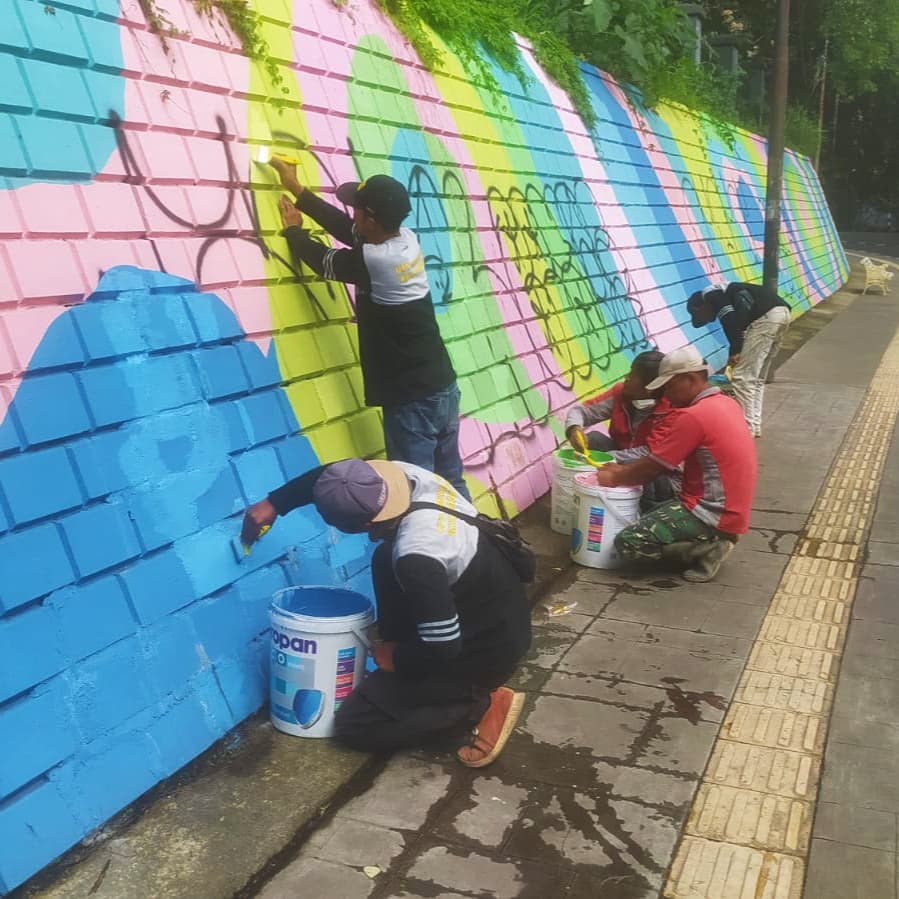 DSDABMKotaBdg's tweet photo. Kami mah hanya ingin Kota Bandung indah dan cantik. Kalo kamu #sobatdpu ???
Giat #urcdpu pembersihan vandalisme tembok mural Jl.Siliwangi
cc @OdedMD @kangyanamulyana @halo_bandung @PRFMnews @sekitarbandung_ @infobdg @Infobandungkota @ClickBandung @ElshintaBandung https://t.co/tjlQ5eVrJ4