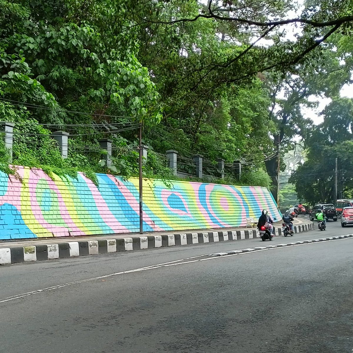 DSDABMKotaBdg's tweet photo. Kami mah hanya ingin Kota Bandung indah dan cantik. Kalo kamu #sobatdpu ???
Giat #urcdpu pembersihan vandalisme tembok mural Jl.Siliwangi
cc @OdedMD @kangyanamulyana @halo_bandung @PRFMnews @sekitarbandung_ @infobdg @Infobandungkota @ClickBandung @ElshintaBandung https://t.co/tjlQ5eVrJ4